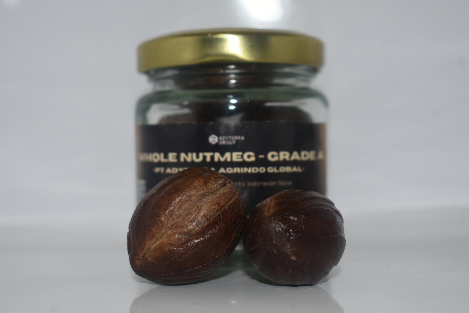 Whole Nutmeg Image 1