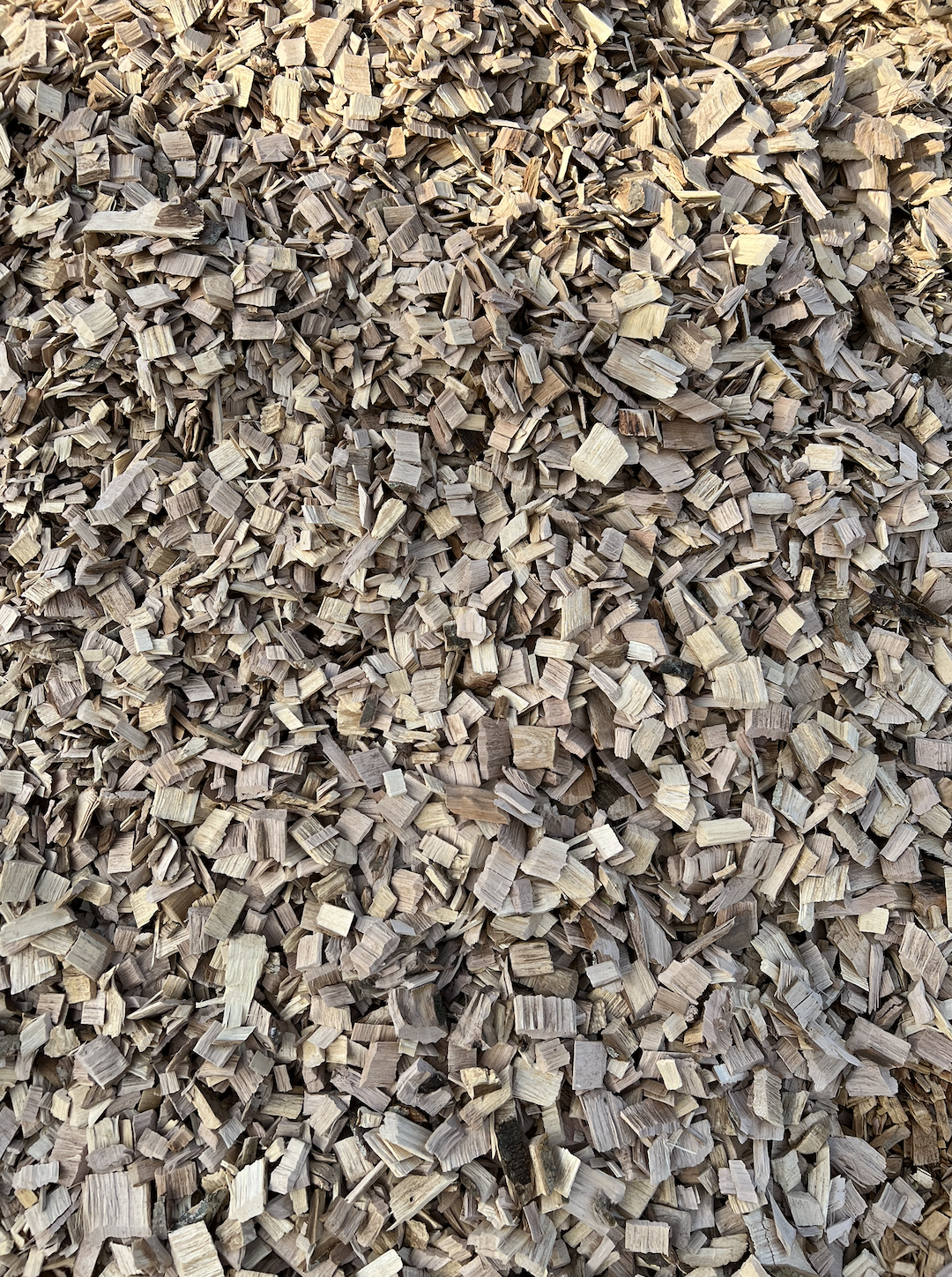 Wood Chips Hardwood, 97% pure Dust Content Low Certification ISO Bark Content 2.9% Max. Moisture (%) 40% Moisture Content 30–40%