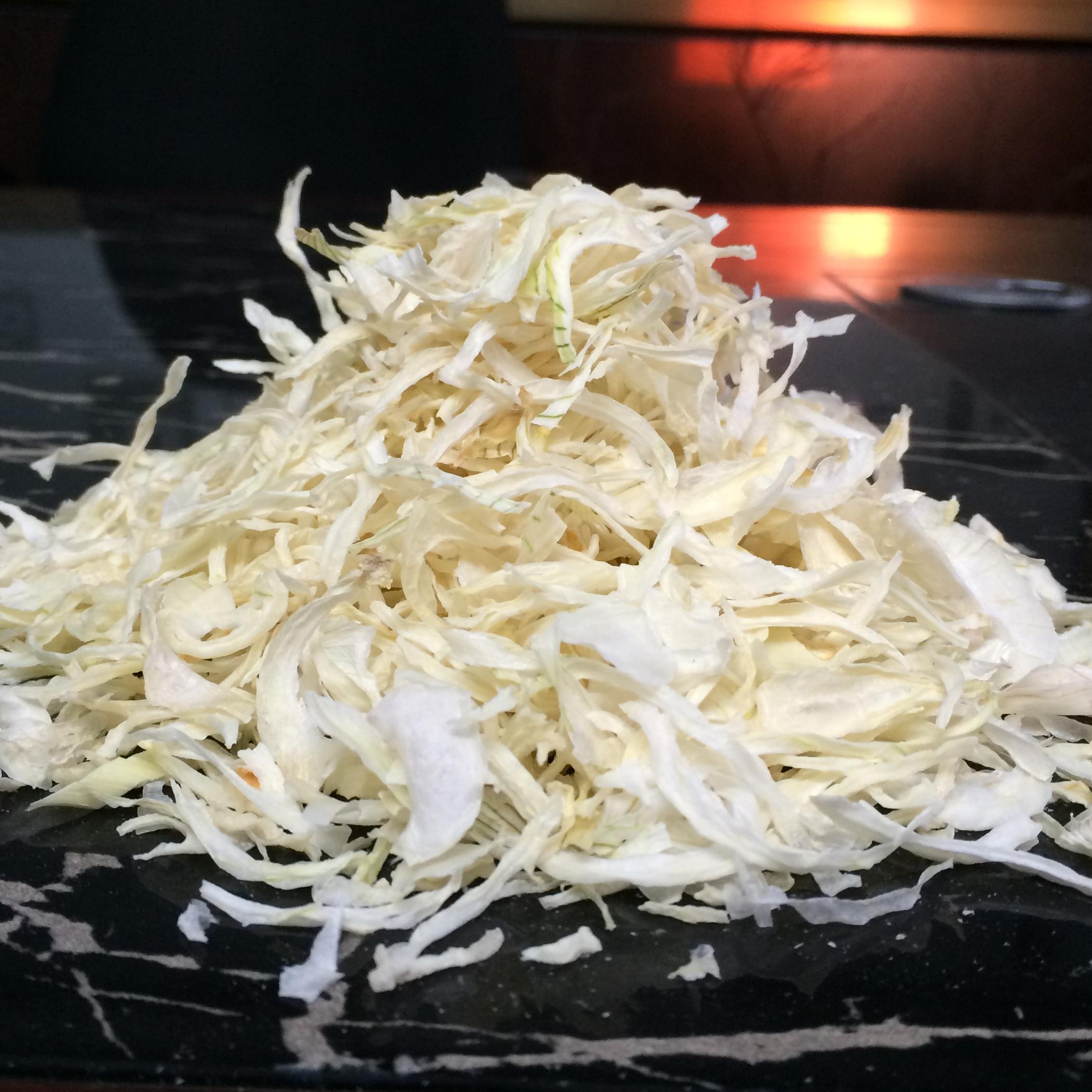 High-Quality Wholesale White Onion Flakes – Pure Dehydrated Onion Flakes for Cooking, Spice Manufacturing, Food Processing, Seasonings, Ready Meals, Sauces, and Bulk Commercial Supply with Custom Packaging and Global Export Services