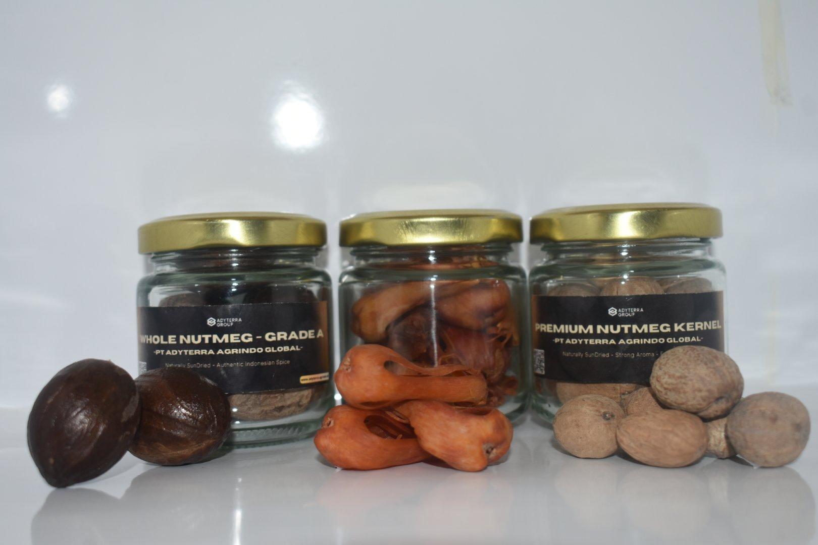 Whole Nutmeg Image 2