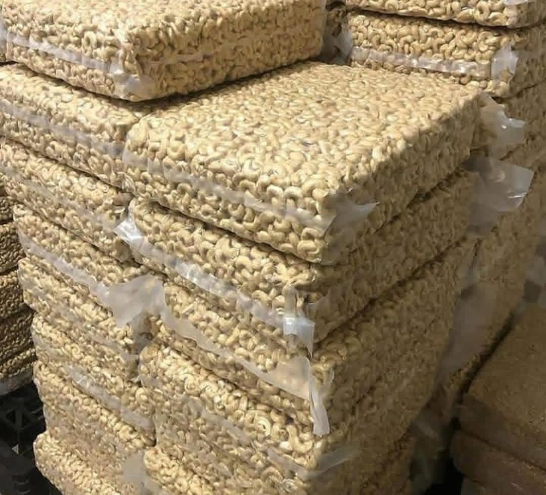 Premium Grade W320 Raw Cashew Nuts Wholesale High Quality Whole Cashew Nuts Bulk Supply Natural Raw Cashew Kernels