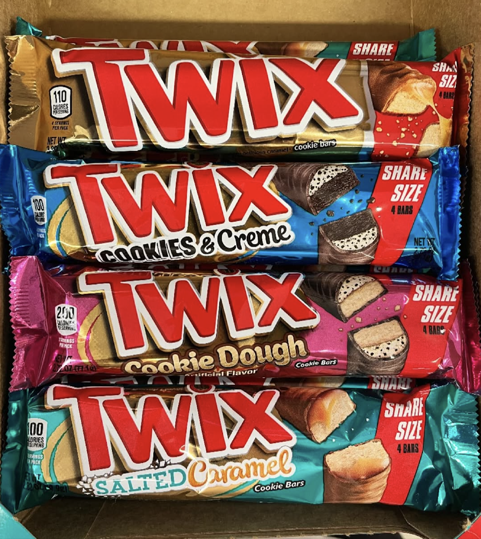 BEST CHOCOLATE SNACK Twix Chocolate Bars 180g COOKIES&CREAM Type Chocolate biscuit bars Texture Smooth caramel layer Features Popular global confectionery brand