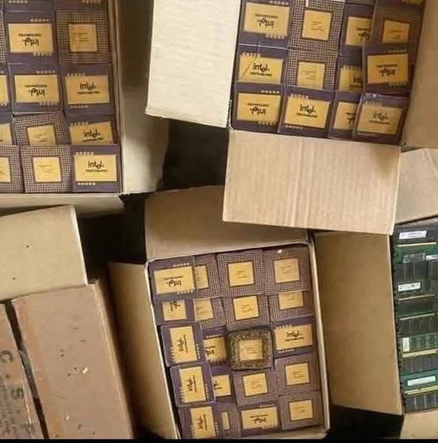 Pentium Pro Ceramic Gold Face CPUs Scrap With Gold Recovery Chips