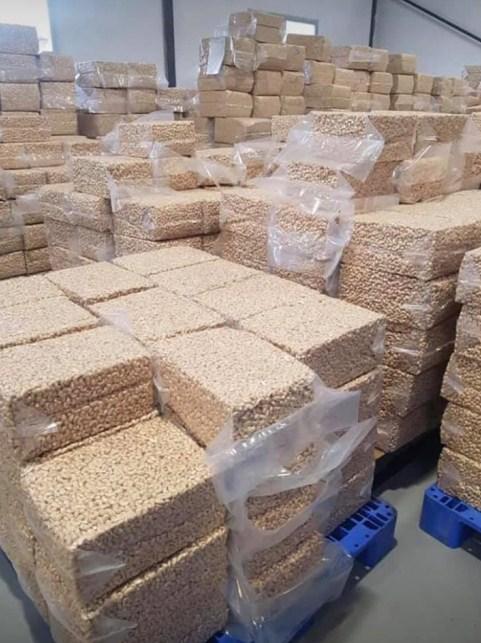Wholesale Premium Cashew Nuts W320 Raw Cashew Kernels Organic No Shelf Life 2 years Packaging Details 25kg Brand Name cashew nuts