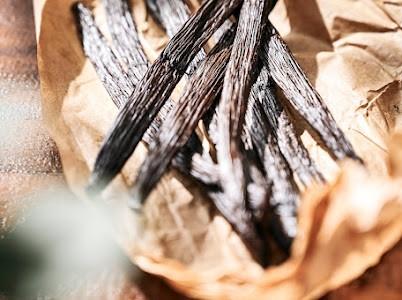 Vanilla Bean Moisture Content 20–33% Length 15–18 Cm (6–7 Inches) Aroma Strong, Sweet, And Creamy Flavor Rich, Complex, And
