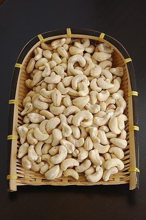 Fresh Premium Cashew Nuts With 99% Whole Kernels Hygienic Cashew Nuts Carefully Packed For Bulk Traders