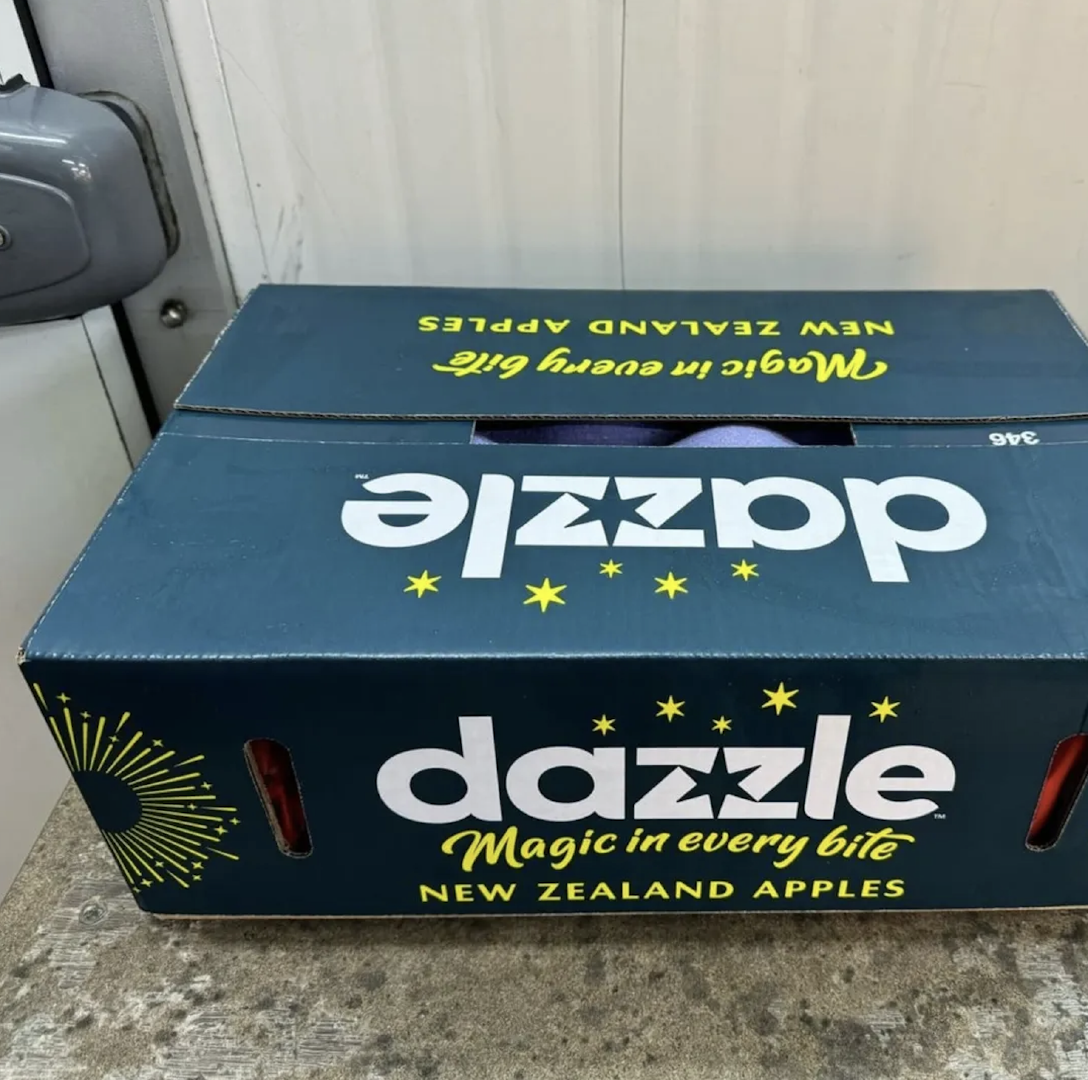 PREMIUM EXPORT QUALITY DAZZLE FRESH RED & FRESH GREEN APPLES 13Kg BOX,68-85mm FOR SALE
