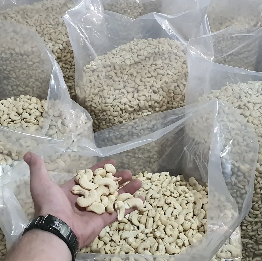 W320 CASHEW NUT KERNELS SUITABLE FOR SNACKING,BAKING,COOKING AND FOOD MANUFACTURING 1LB to 50Lb EXPORT QUALITY